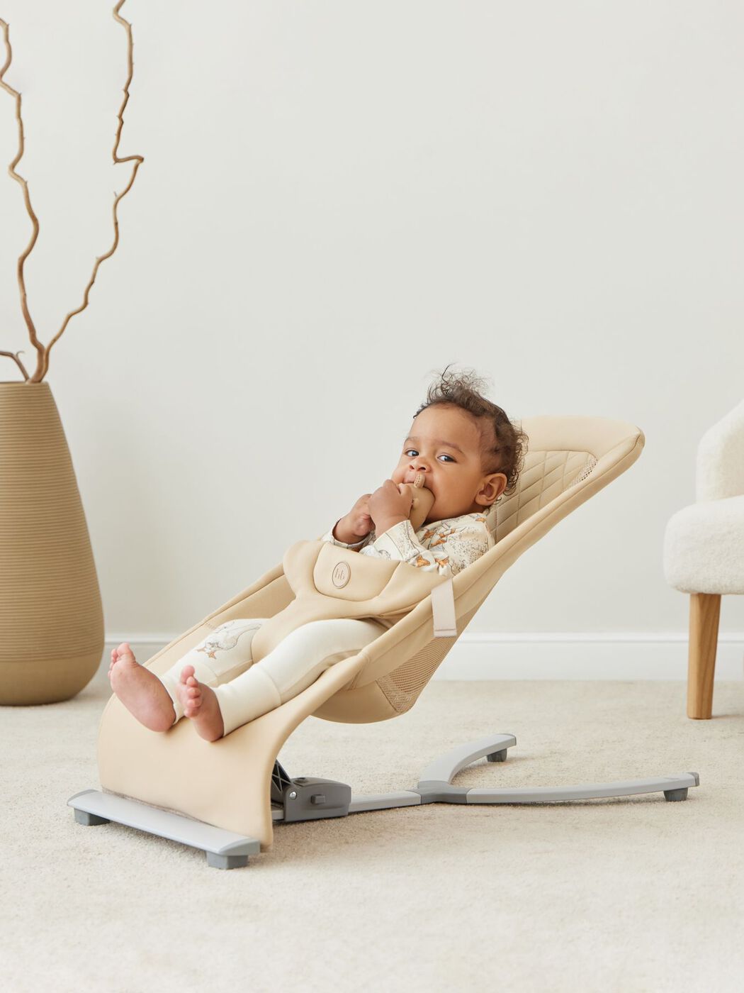 Шезлонг Happy Baby Hugger цвет Beige